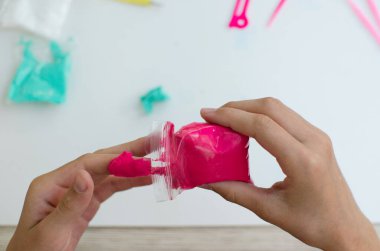 Renkli plastikle çocuk elleri. Çocuk oyun oynuyor ve oyun testinden figürler yaratıyor. Renkli killi çocuk elleri. Çocuk oyun oynuyor ve oyun hamurundan serseriler yaratıyor. Kil kalıbı yapan kız. Ev yapımı kil.