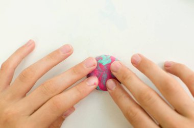 Renkli plastikle çocuk elleri. Çocuk oyun oynuyor ve oyun testinden figürler yaratıyor. Renkli killi çocuk elleri. Çocuk oyun oynuyor ve oyun hamurundan serseriler yaratıyor. Kil kalıbı yapan kız. Ev yapımı kil.