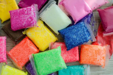 Plastik ambalajda çok renkli yeni plastiklerin modellenmesinde kullanılan farklı renkler. Gökkuşağının renklerinde plastikler. Çocuklar için çok renkli plastikler.