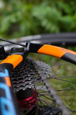 Kiev, Ukrayna 4 Ağustos 2020 Karbon çatal, bisiklet çarkı taze çimenlerin üzerinde duruyor.