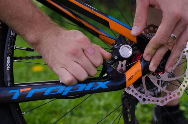 Kiev Ucrânia Agosto 2020Um Homem Repara Uma Roda Reparação Bicicletas — Fotografia de Stock