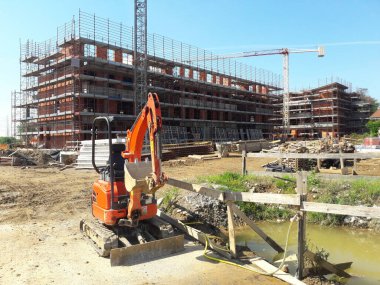 Baharda inşaat alanı - vinç ve iskele