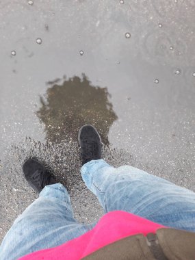 İlkbaharda yağmurlu bir günde şehirde dolaşmak