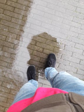 İlkbaharda yağmurlu bir günde şehirde dolaşmak