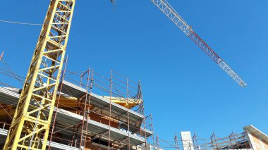 Baharda inşaat alanı - vinç ve iskele