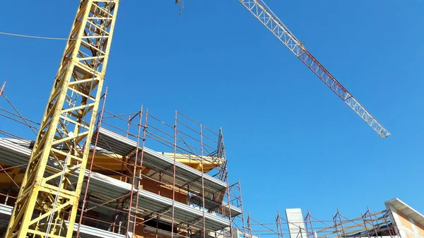 Baharda inşaat alanı - vinç ve iskele