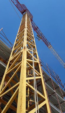 Baharda inşaat alanı - vinç ve iskele