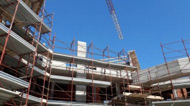 Baharda inşaat alanı - vinç ve iskele