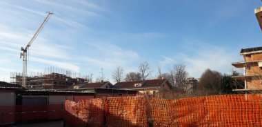 Yazın inşaat alanı - vinç ve iskele