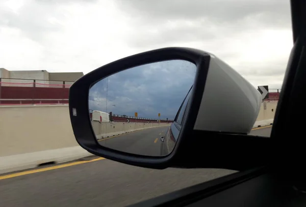 Зеркало Заднего Вида Автомобиля Отправляясь Долгое Путешествие — стоковое фото