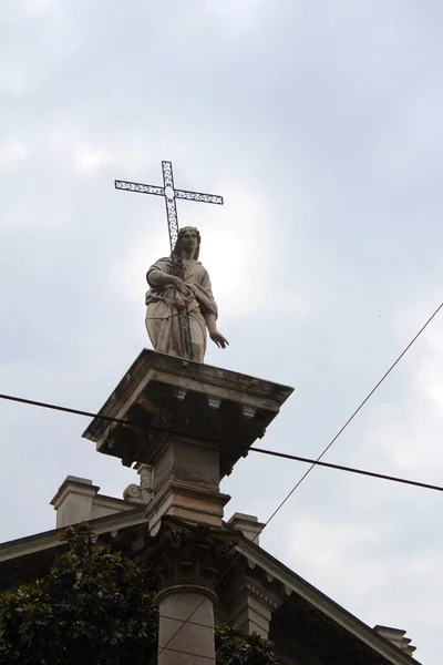 Κυρία Μας Και Σταυρός Πάνω Από Την Εκκλησία Χριστιανισμός — Φωτογραφία Αρχείου