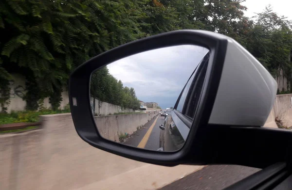 Καθρέφτης Αυτοκινήτου Πρόκειται Για Ένα Μακρύ Ταξίδι — Φωτογραφία Αρχείου