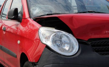 Bir ön kaza sonucu araba tahrip edilecek.