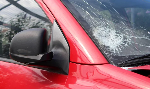 Bir ön kaza sonucu araba tahrip edilecek.