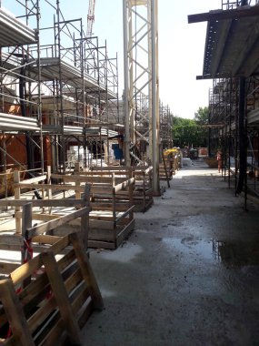 Yazın inşaat alanı - vinç ve iskele