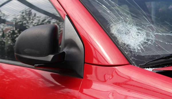 Bir ön kaza sonucu araba tahrip edilecek.