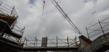 Yazın inşaat alanı - vinç ve iskele