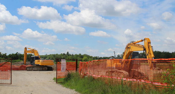 Незавершенные работы на стройке летом - бизнес
