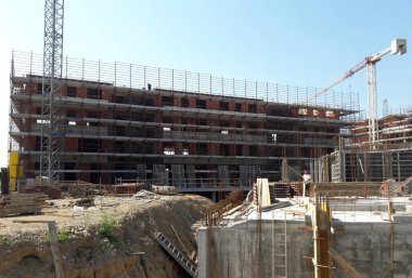 Yazın inşaat alanı - vinç ve iskele