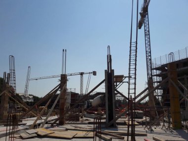 Yazın inşaat alanı - vinç ve iskele
