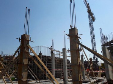 Yazın inşaat alanı - vinç ve iskele