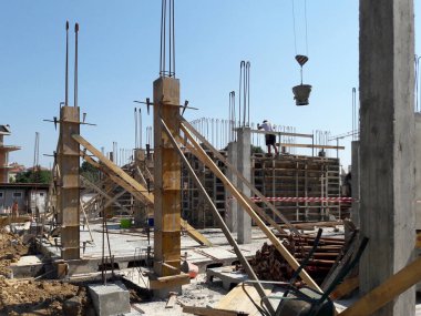 Yazın inşaat sahasında çalışma devam ediyor - iş