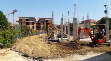 Yazın inşaat sahasında çalışma devam ediyor - iş