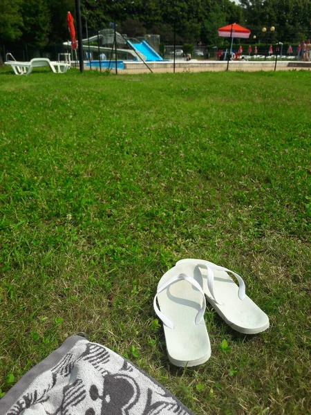 夏天在游泳池里寂寞的男人 放松和娱乐 — 图库照片