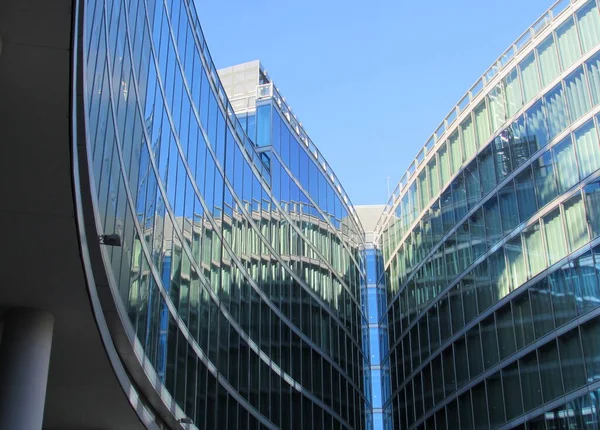 ミラノのパラッツォ デッラ レオーネ ガラスとスチールのモダンな建物 — ストック写真