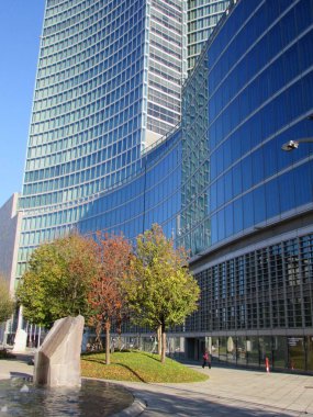 Milano 'daki Palazzo della Bölgesi - Çelik ve camdan modern bina