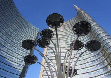 Milan, İtalya - 30 Haziran 2020 - Milano 'daki Piazza Gae Aulenti' de Unicredit gökdeleni