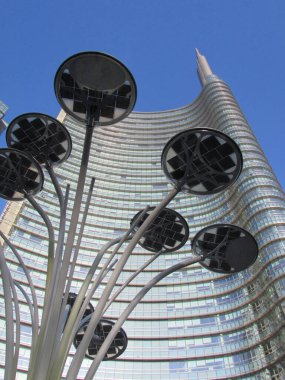 Milan, İtalya - 30 Haziran 2020 - Milano 'daki Piazza Gae Aulenti' de Unicredit gökdeleni