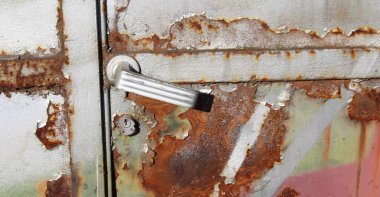 Giriş ve çıkış için paslı kapı kolu