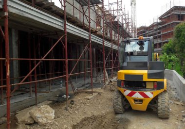 Yazın inşaat sahasında çalışmalar devam ediyor.