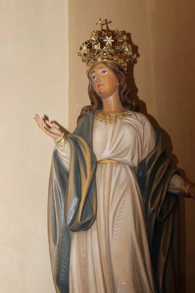 Madonna Patsas Kirkossa Kristinusko — kuvapankkivalokuva