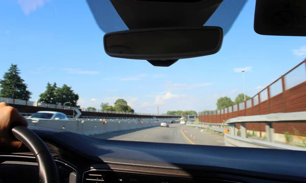 夏の交通量で高速道路で車を運転する ビジネス — ストック写真