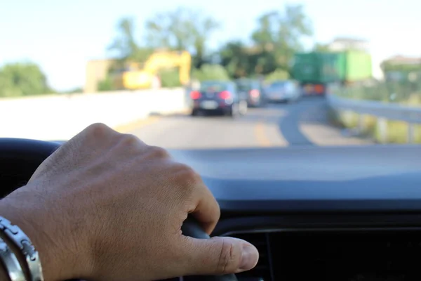 Οδηγώντας Αυτοκίνητο Στην Εθνική Οδό Καλοκαίρι Στην Κυκλοφορία Τουρισμός Τις — Φωτογραφία Αρχείου