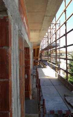 Yazın inşaat sahasında çalışmalar devam ediyor.