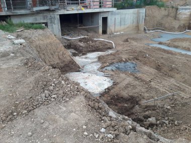 İnşaat alanında çalışmalar sürüyor. Kazma ve inşa etme.