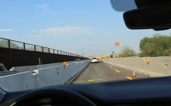 夏に道路建設現場と高速道路であなたの車を運転 観光やビジネス — ストック写真