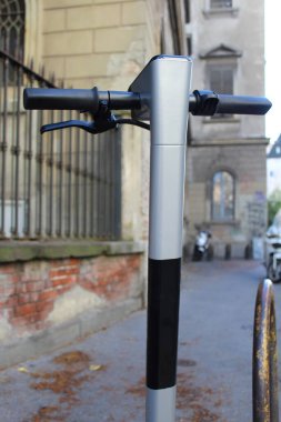 Elektrikli scooterla şehri dolaşmak - yeni moda.