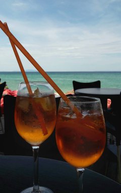 Yaz tatilinde bir aperatif al. Rahatlama ve eğlence.