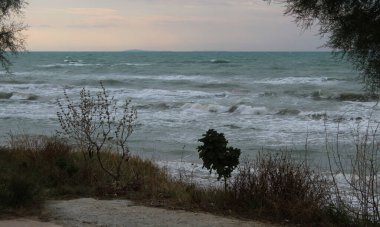 Yazın dalgalı deniz - tatiller ve dinlenme