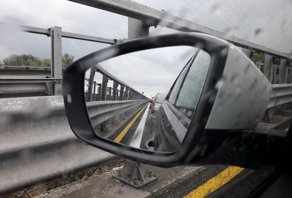 雨の中で車で旅行 — ストック写真