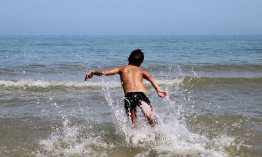Denizde koşan çocuk - eğlence