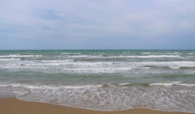 Yazın dalgalı deniz - tatil ve dinlenme