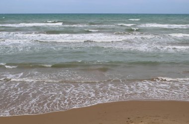 Yazın dalgalı deniz - tatil ve dinlenme