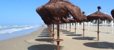 Yazın hamamda dalgalı deniz - tatiller ve dinlenme