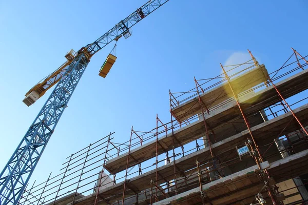 Yazın inşaat sahasında çalışmalar devam ediyor.