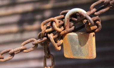 Paslı kilit ve zincir - hapishane